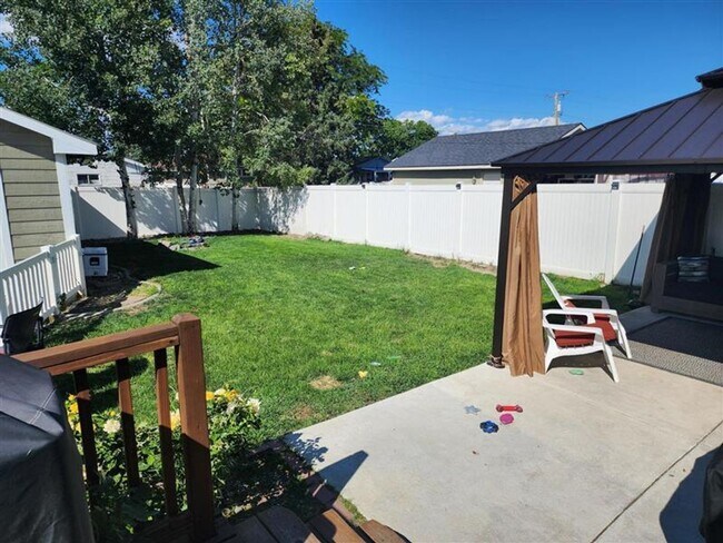 Building Photo - Beautiful 5 bedroom home