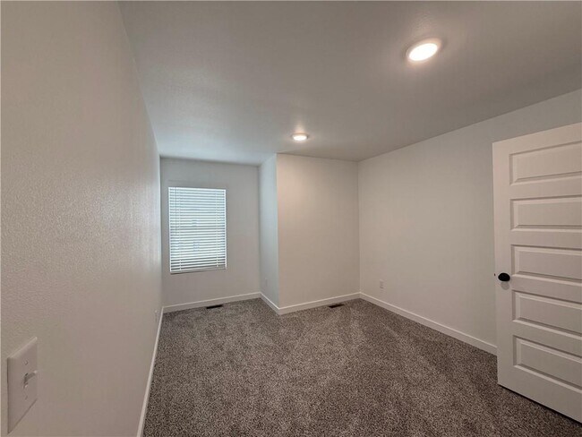 Building Photo - 851 Reading RR Ln