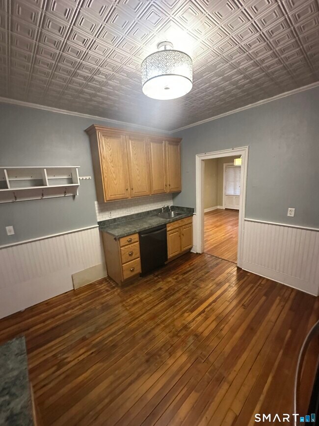 Building Photo - 57 Maple St