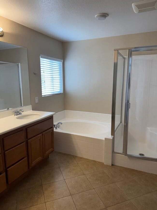 Building Photo - Beautiful 5 Bedroom Home for Rent