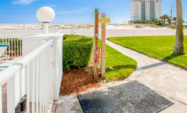 Building Photo - 572 E Beach Blvd