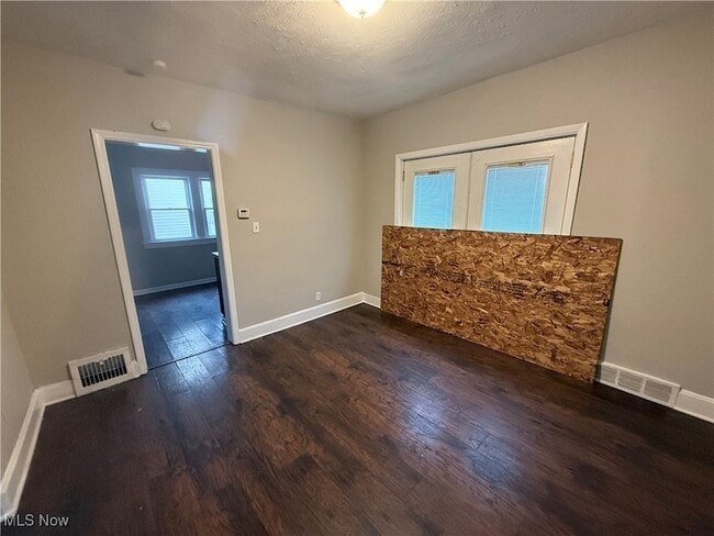 Building Photo - 19600 Pasnow Ave