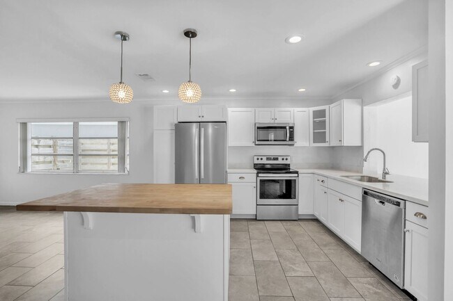 Building Photo - RARELY AVAILABLE!  3BED/2BATH POOL HOME FOR RENT-SARASOTA, FL $2995.00
