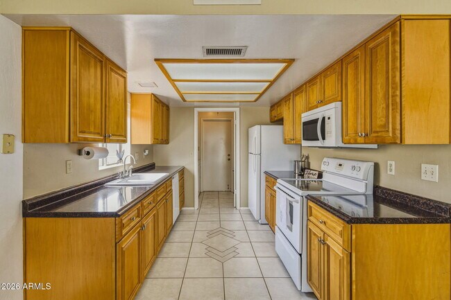 Building Photo - 5625 W Sunnyside Dr