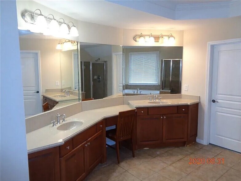 Building Photo - Room in House on Creekview Ridge Dr NE