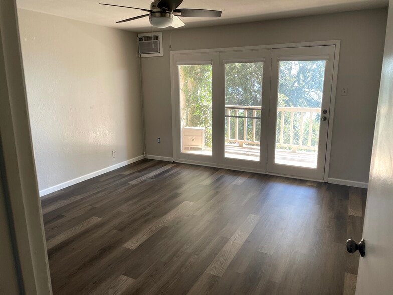 Upstairs bedroom facing lake - 6333 Kelly Dr