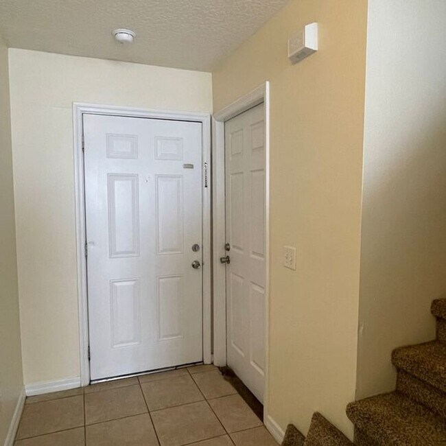 Building Photo - 2715 Fan Palm Dr