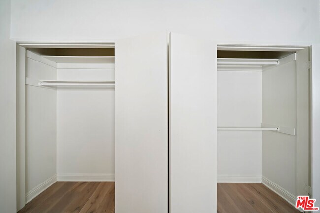 Building Photo - 333 S Elm Dr