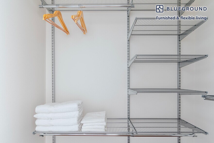 Building Photo - 388 E Evelyn Ave