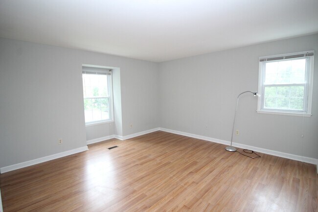 Building Photo - 2026/2027 Loyola off-campus 2bd/1.5ba Condo Near Loyola & NDM! Available 6/9/2026