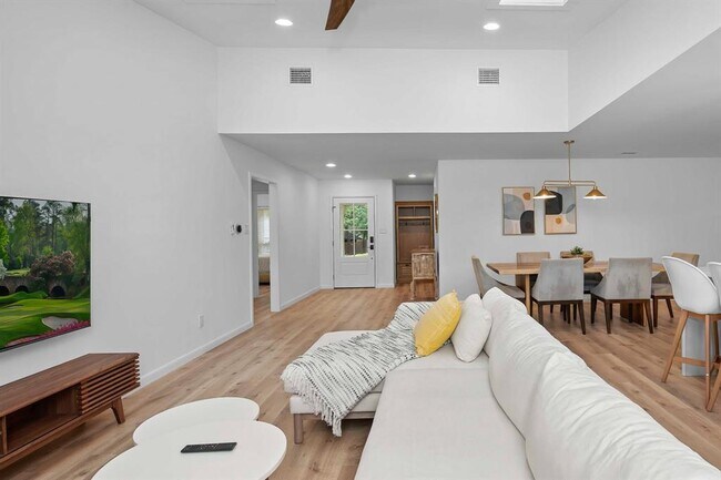 Building Photo - 8806 Ridgehill Dr