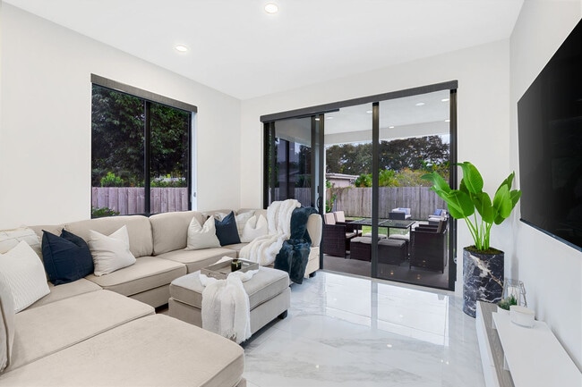 Building Photo - 826 SW 14th Ct