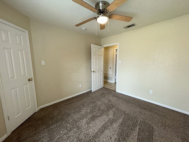 Building Photo - 405 Diana Ln