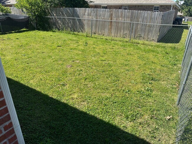 Building Photo - Available Now!  3 Bedroom, 2 Bathroom in Prime Bentonville Location, w/ Garage and Fenced-in Back...