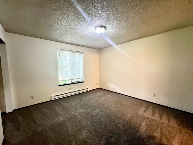 Building Photo - Upper-Floor Unit in Fourplex near Tacoma Mall