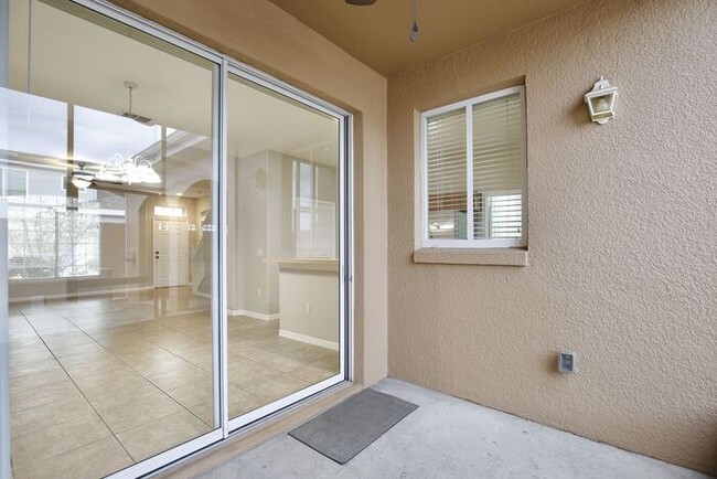 Building Photo - Charming 3/2.5 Spacious Townhome with a 2 ...