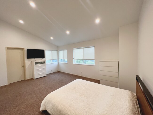 Building Photo - 21 Hillview Ct