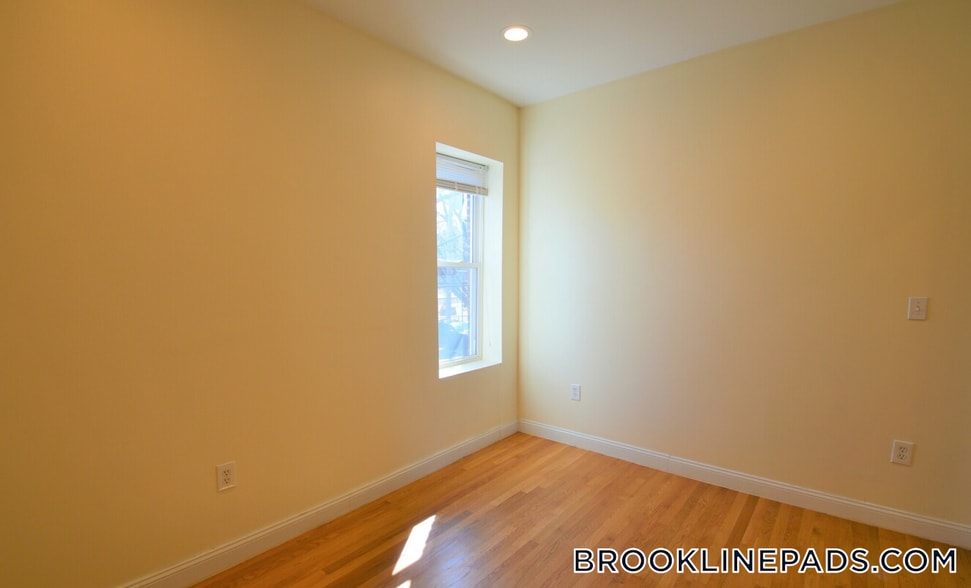 Building Photo - 1801 Beacon St