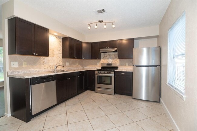 Building Photo - 1407 Click Cove