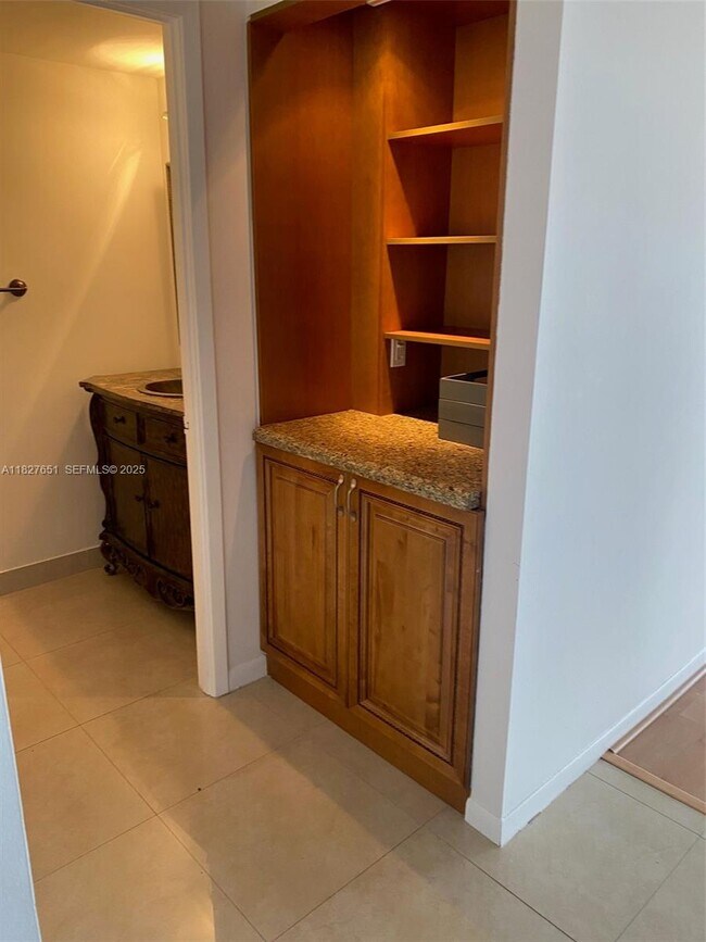 Building Photo - 2500 Parkview Dr