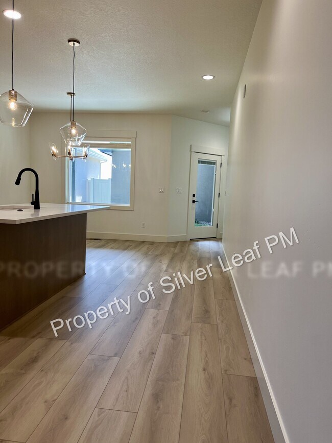 Building Photo - 475 E Chevy Dr