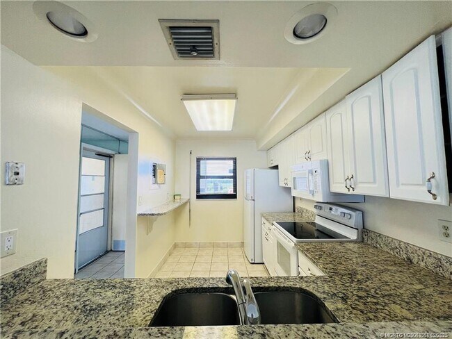 Building Photo - 7410 S Ocean Dr