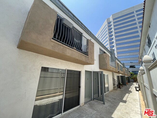 Building Photo - 1218 McClellan Dr