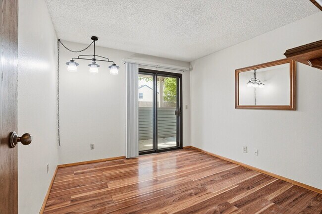 Building Photo - $1,695.95 - 2 Bed, 2 Bath Condo in Aurora with Central AC, and In Unit Laundry!