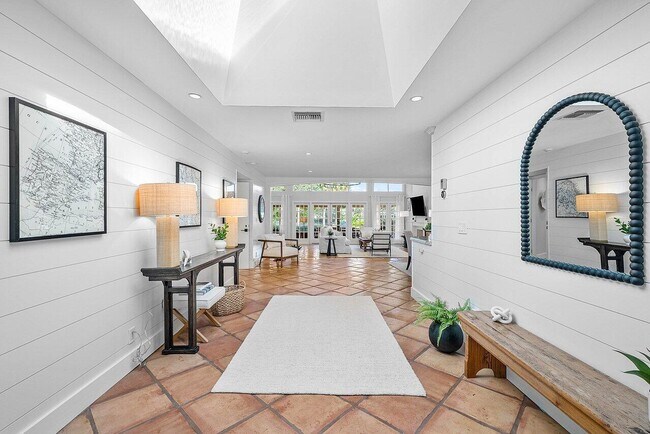 Building Photo - 18 Bristol Ln