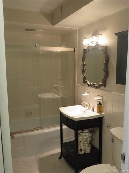 Building Photo - 893 Farmington Ave