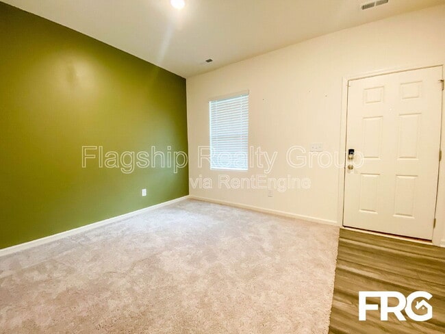 Building Photo - 300 Kenison Way