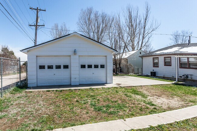 Building Photo - 2327 W 6th St