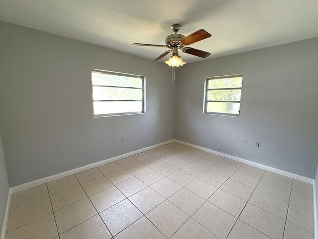 Building Photo - Charming 2 Bedroom Home with Fenced Yard & Screened Patio – Prime Location!