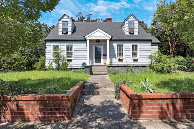 Building Photo - Charming bungalow downtown