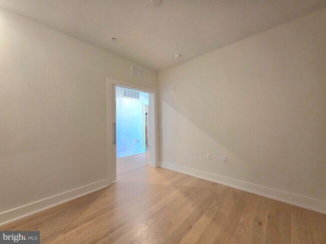 Building Photo - 737 Swann Ave