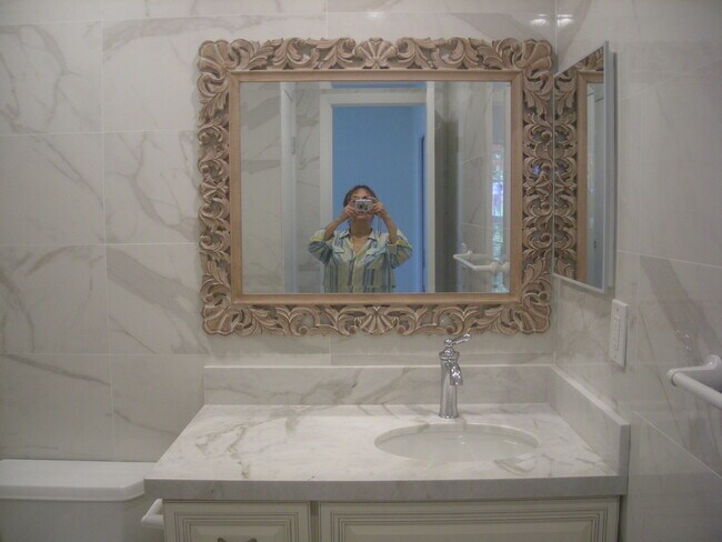 Bathroom with tub - 11701 SW 108th Ln