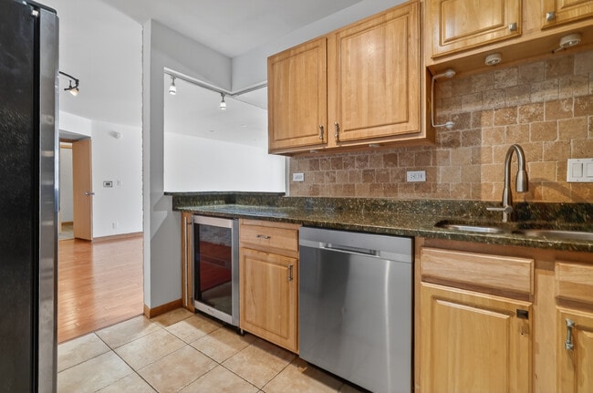 Building Photo - 3000 Bayside Dr