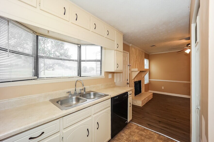 Building Photo - 8194 Canyon Forge Dr