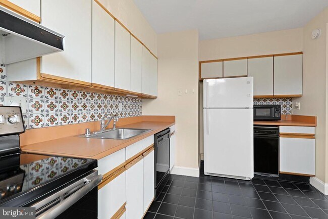 Building Photo - 1435 Bolton St