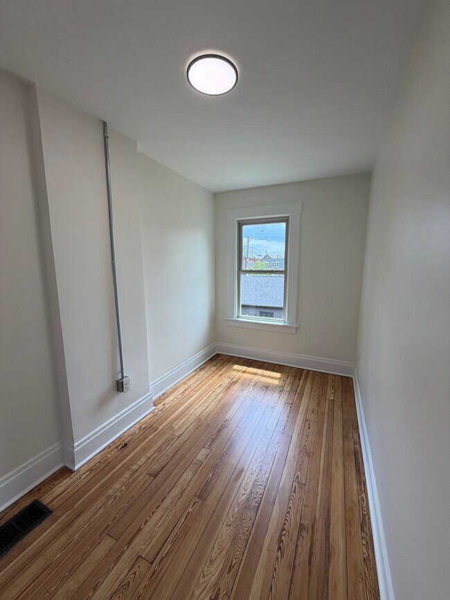Building Photo - 2 Bed / 2 Bath with Private Garage & Fenced Yard