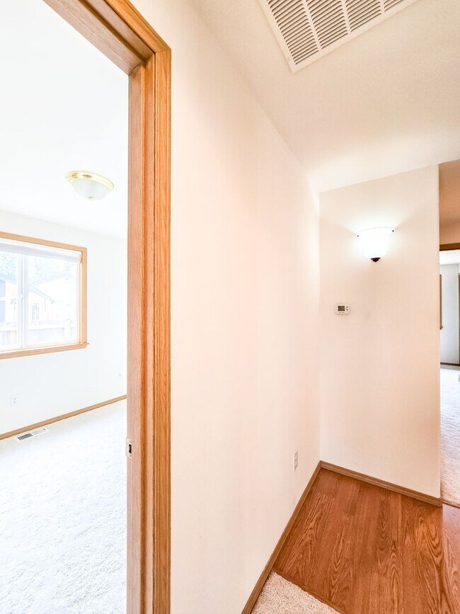Building Photo - Well Kept 3BD Rambler