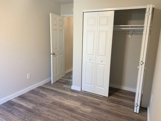 Building Photo - Inviting 2BR Gem with Balcony Views in For...
