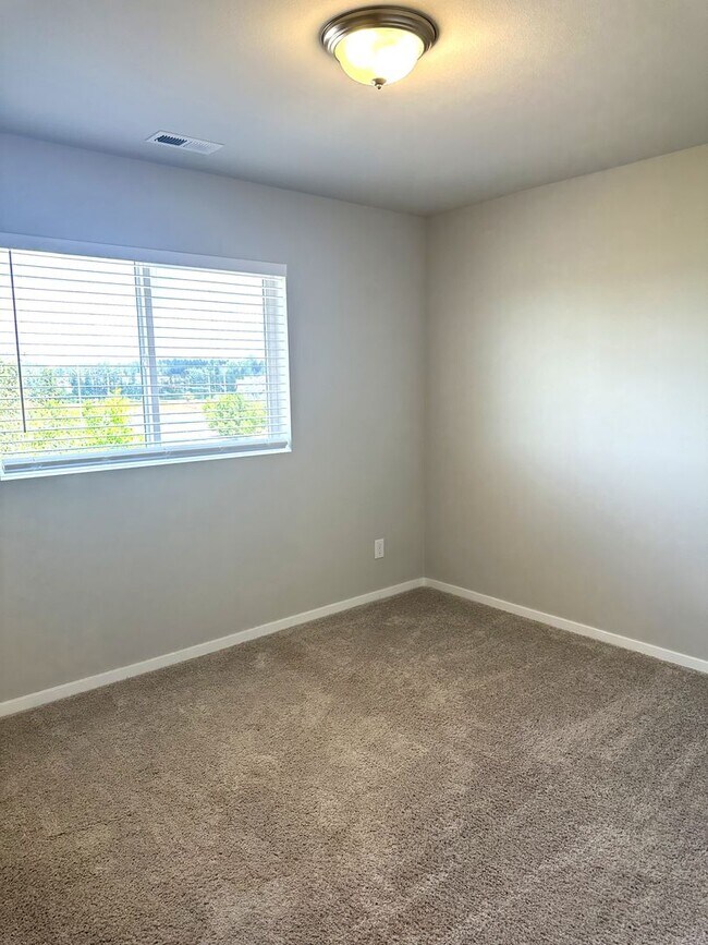 Building Photo - Puyallup - Beautiful 4 bedroom, 2.5 bath home! Available Now!