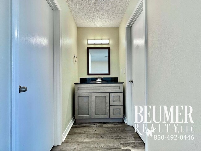 Building Photo - Townhome located minutes from beaches and NAS