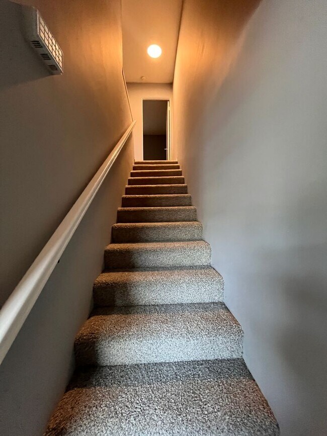 Interior Photo - 915 Moreland Dr