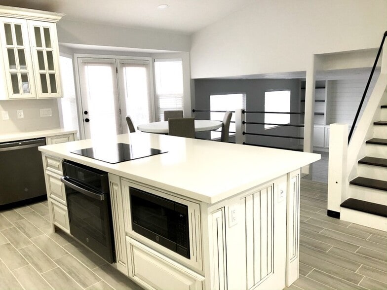 Building Photo - 586 E 150 S