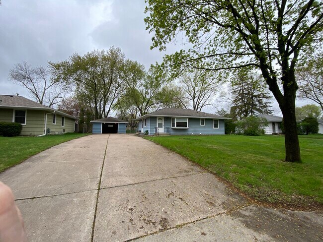 Primary Photo - 8430 Goodview Ave S