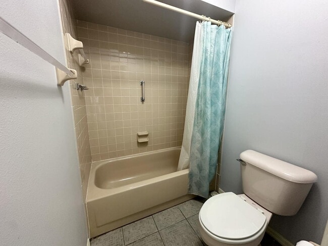 Building Photo - "Charming 2-Bed, 2-Bath Retreat on Apple O...