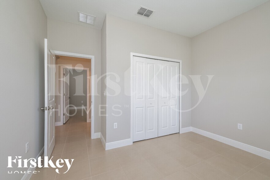 Building Photo - 445 Eagle Dr