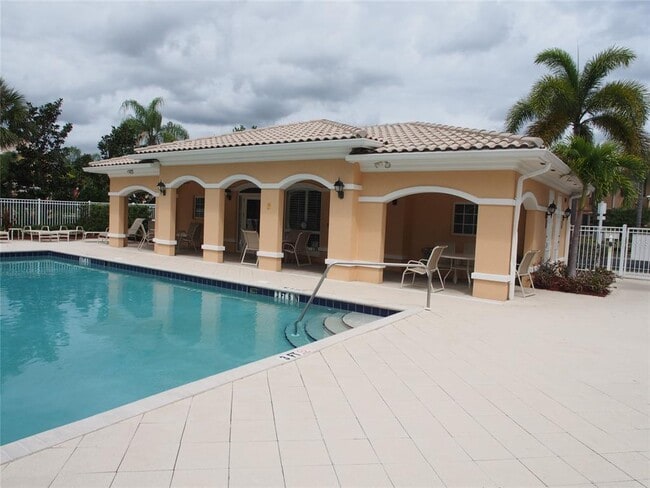 Building Photo - 1648 Napoli Dr W
